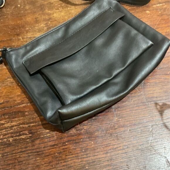 Universal Thread Black Crossbody Bag Adjustable Strap Front Pocket Zip Closure - Picture 11 of 13